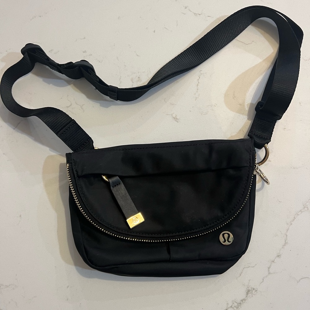 Lululemon crossbody festival bag
